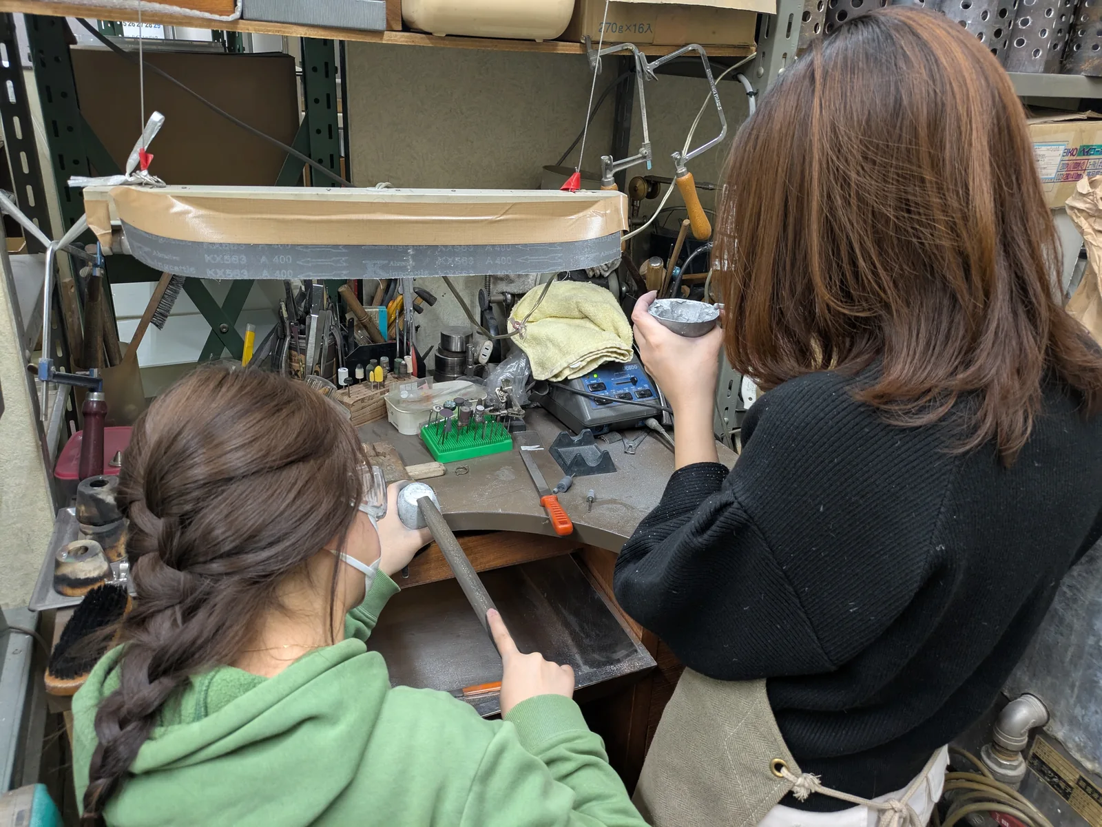 工房で仕上げ作業を行う姉妹